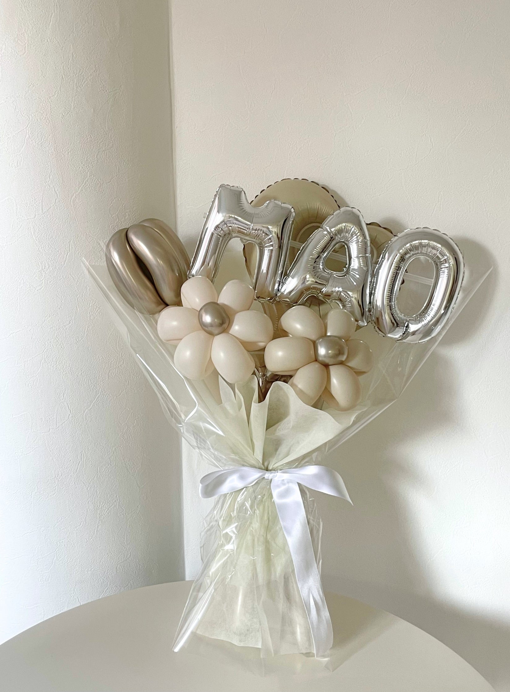 【卒業式・誕生日・記念日ギフト】ベージュハート アルファベット,ナンバー バルーンブーケ |全37色