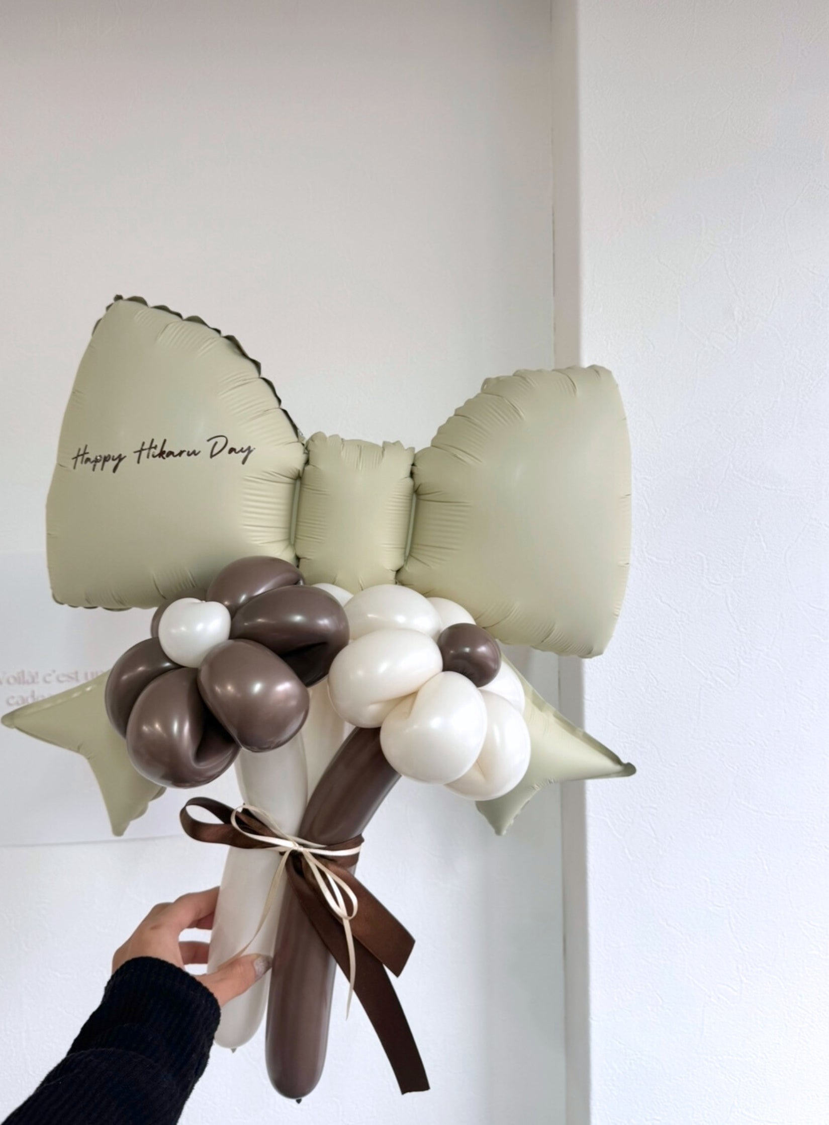 【卒業式・誕生日・記念日ギフト】ベージュリボン バルーンブーケ 3本 (ラインストーン選択可)｜01